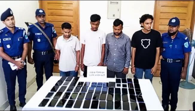 আইএমইআই পরিবর্তন করা ৫৯টি চোরাই হ্যান্ডসেট উদ্ধার, চক্রের ৪ সদস্য গ্রেপ্তার
